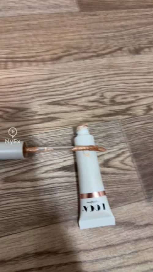 Creamy highlighter from Loca for a smooth glow - image on MyEx