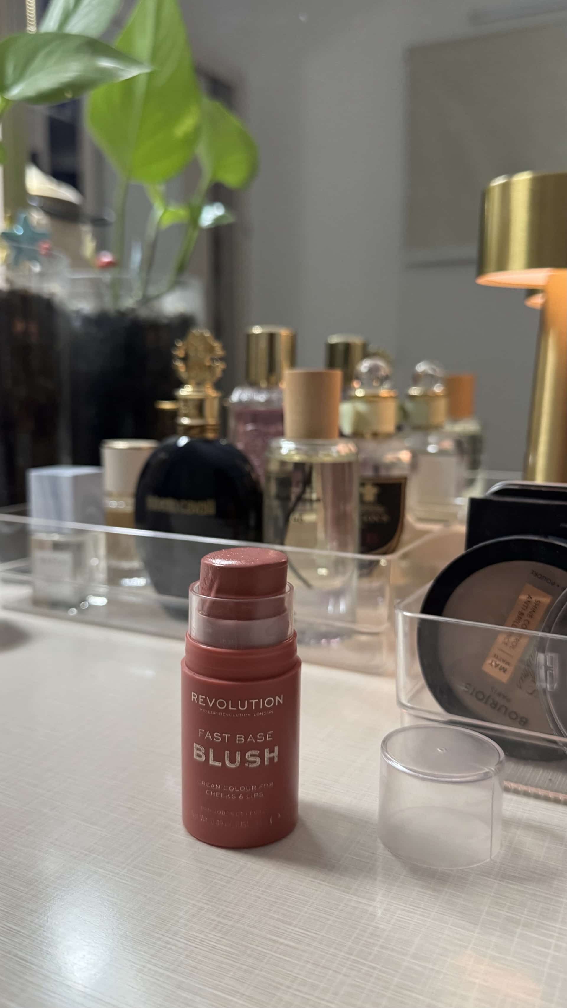 Revolution blush, a product that makes you not need a highlighter. I'm sharing my experience with you. - image on MyEx