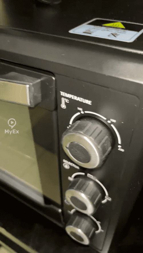 Extra electric oven, heat distribution, makes food very delicious and fast for pastries and cakes - image on MyEx
