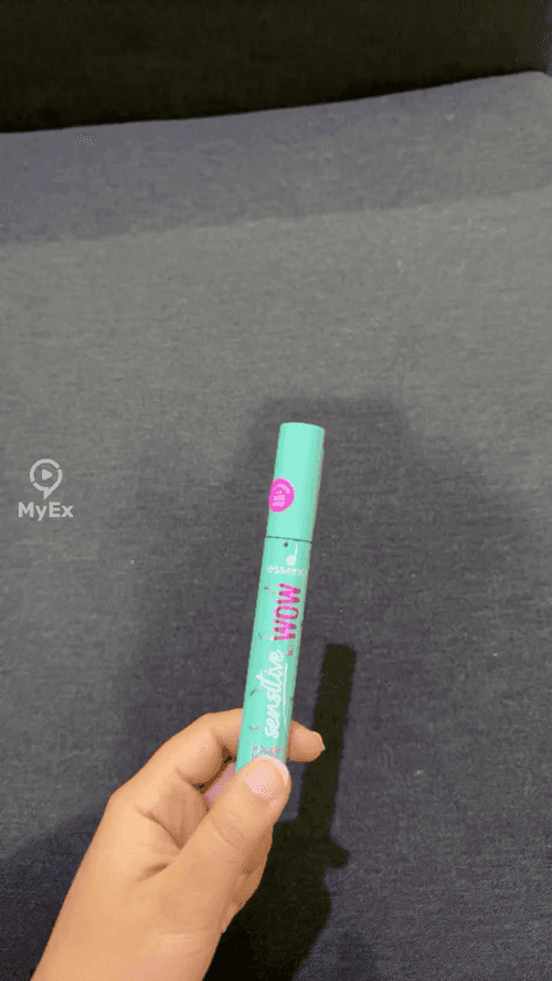 essence mascara for volume, it comes in colors and is waterproof, my experience - image on MyEx