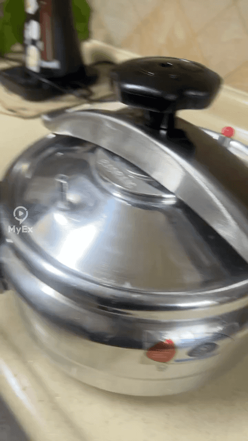 My experience with the wide pressure cooker, the cooking in it is different and better - image on MyEx