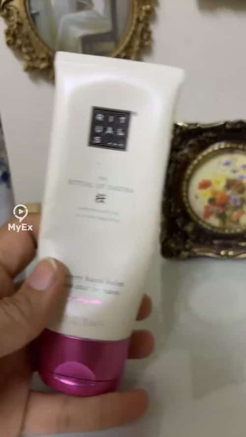 Mabango ang Rituals hand cream, nagmo-moisturize at tumatagal nang matagal, at may kasama itong lip moisturizer - image on MyEx