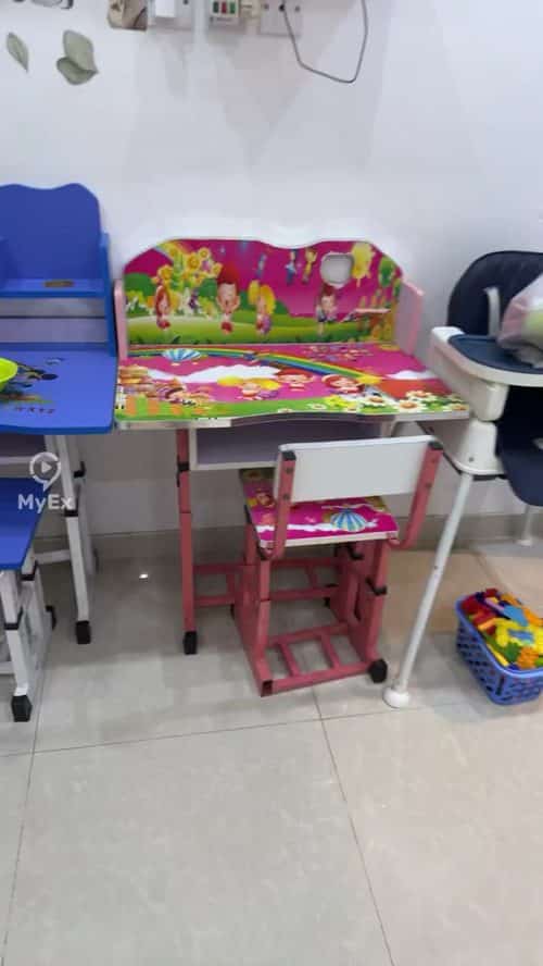 Adjustable na desk at upuan para sa bata na may cartoon design – perpekto para sa pag-aaral at pagguhit, ang aking karanasan - image on MyEx