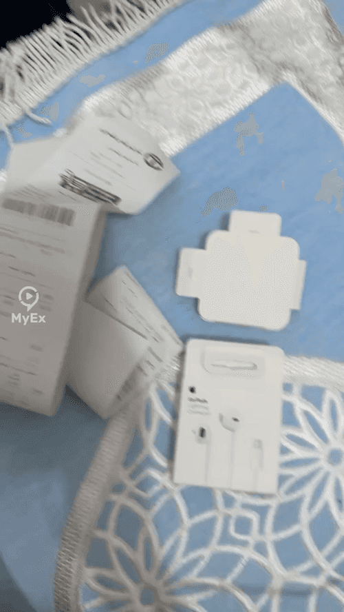 My experience with Apple's wired AirPods with Lightning connector - image on MyEx
