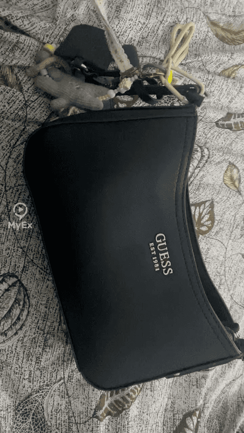 Eleganteng itim na bag mula sa GUESS - image on MyEx